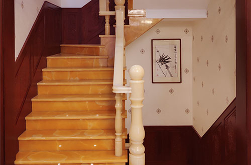 新龙中式别墅室内汉白玉石楼梯的定制安装装饰效果